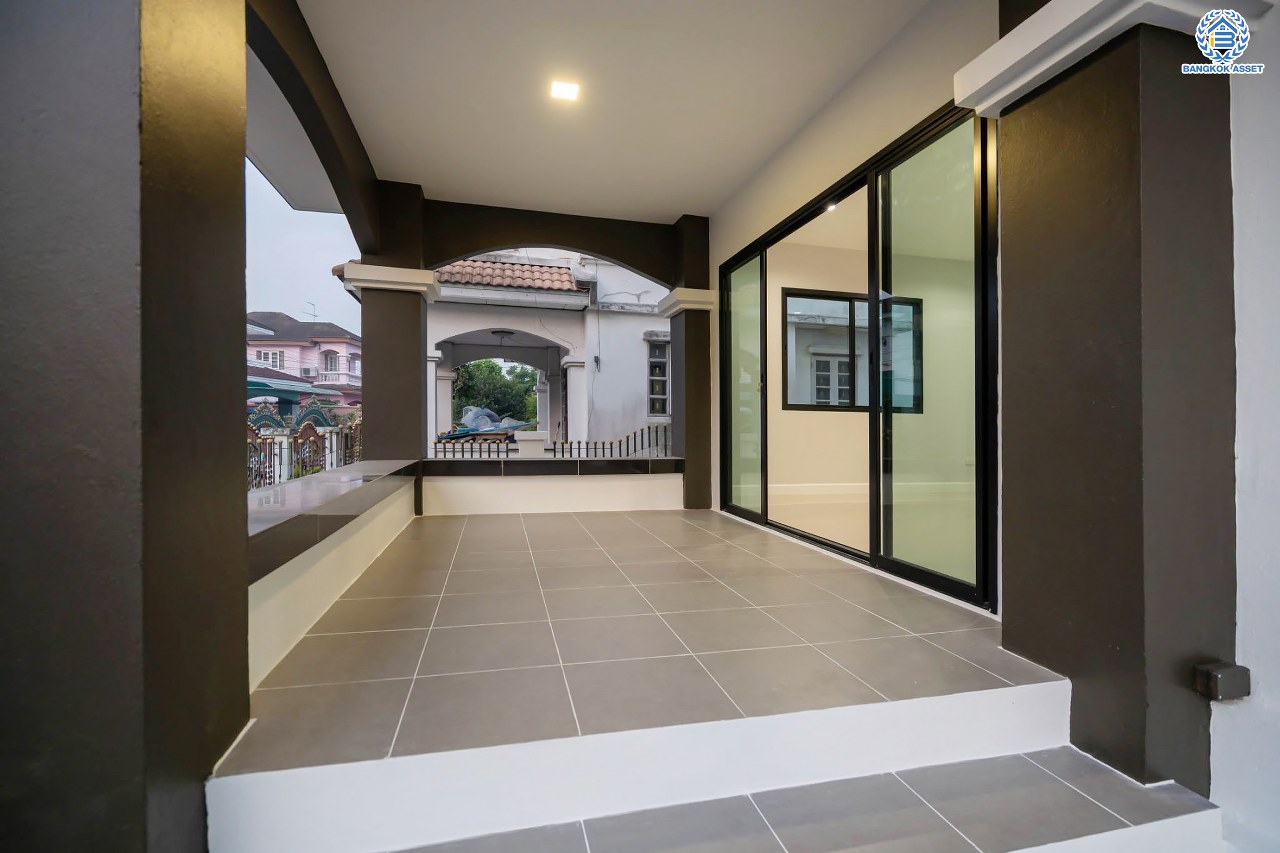 บ้านมือสองตกแต่งใหม่ ม.วรารมย์ เพชรเกษม81 แบรนด์ Q.House รองรับทุกความสุข เนื้อที่ 54 ตร.ว. ฟังก์ชัน 3 ห้องนอน 2 ห้องน้ำ 1 ห้องอเนกประสงค์ จอดรถได้ 1 คัน บนทำเลใกล้ The Mall บางแค และเชื่อมต่อ ถ.พุทธมณฑลสาย4 และ ถ.กาญจนาฯ